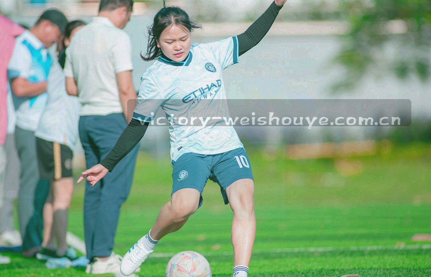 多块屏幕并排显示不同层级赛程，斜角拍摄